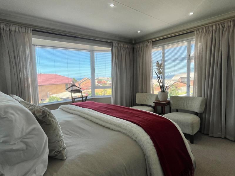 5 Bedroom Property for Sale in Outeniqua Strand Western Cape